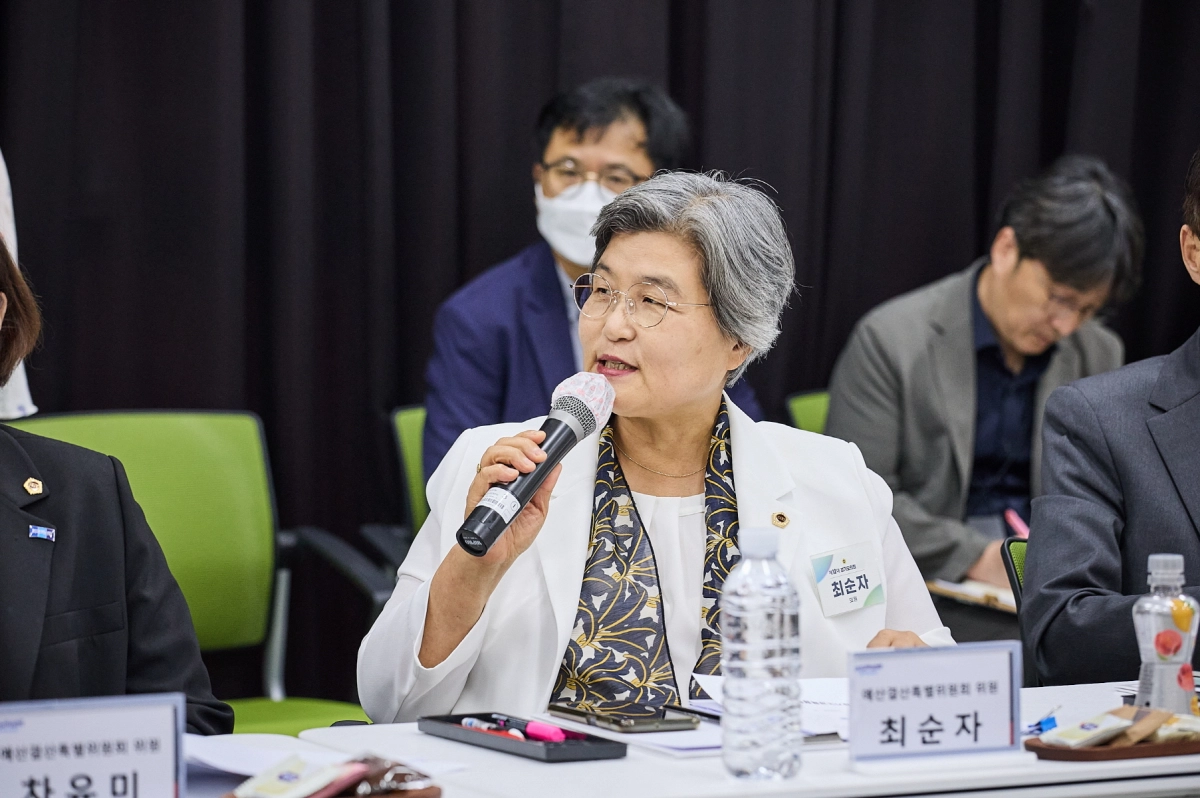 ▲최순자 의원이 17일 경기도교육청 조원청사에서 열린 재정설명회에서 질의를 하고 있다. (사진=경기도의회)