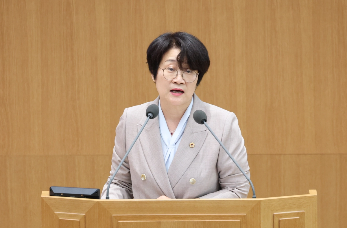 ▲신미숙 의원이 본회의장에서 ‘민간임대주택에 관한 특별법 개정 촉구 건의안’ 제안 설명을 진행하고 있다. (사진=경기도의회)
