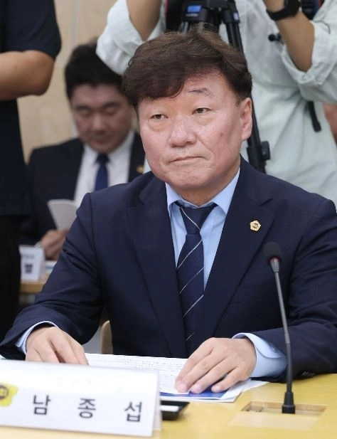 ▲ 21일 열린 경기도 북부청사에서 열린 ‘경기도-더불어민주당 예산정책협의회’에 참석한 남종섭 의장(사진=경기도의회)