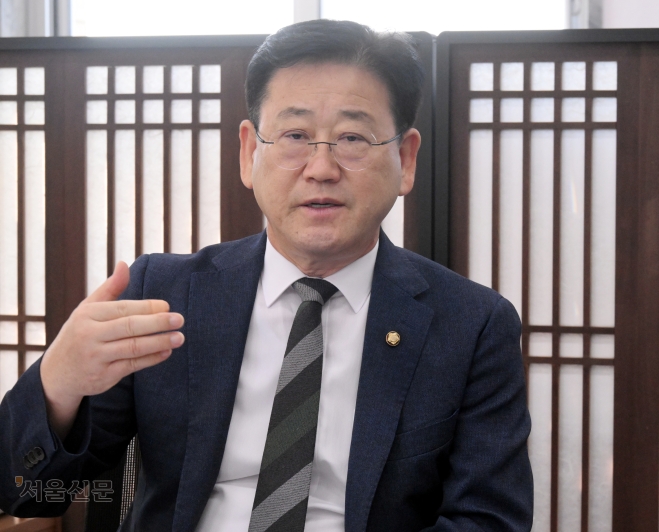 “재생에너지로 메가프로젝트 전력 공급… 노후 원전 수명 연장 필요”[상임위원장에게 듣다]