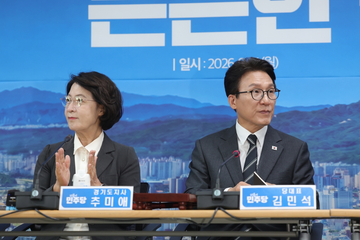 서로 다른 곳 쳐다보는 추미애·김민석