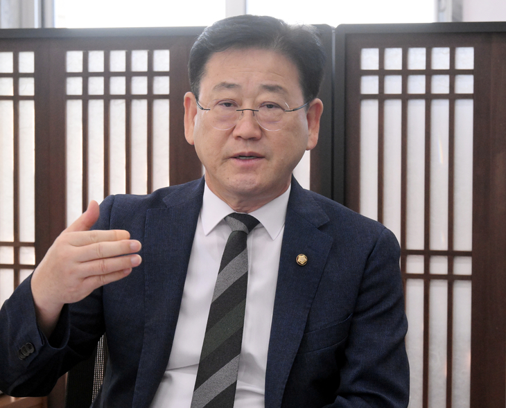 김정호 국회 기후에너지환경노동위원장이 21일 국회 본관 위원장실에서 서울신문과 인터뷰 하고 있다. 안주영 전문기자
