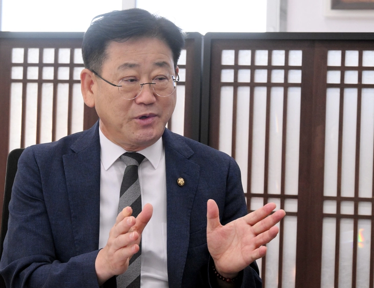 김정호 국회 기후에너지환경노동위원장이 21일 국회 본관 위원장실에서 서울신문과 인터뷰 하고 있다. 안주영 전문기자