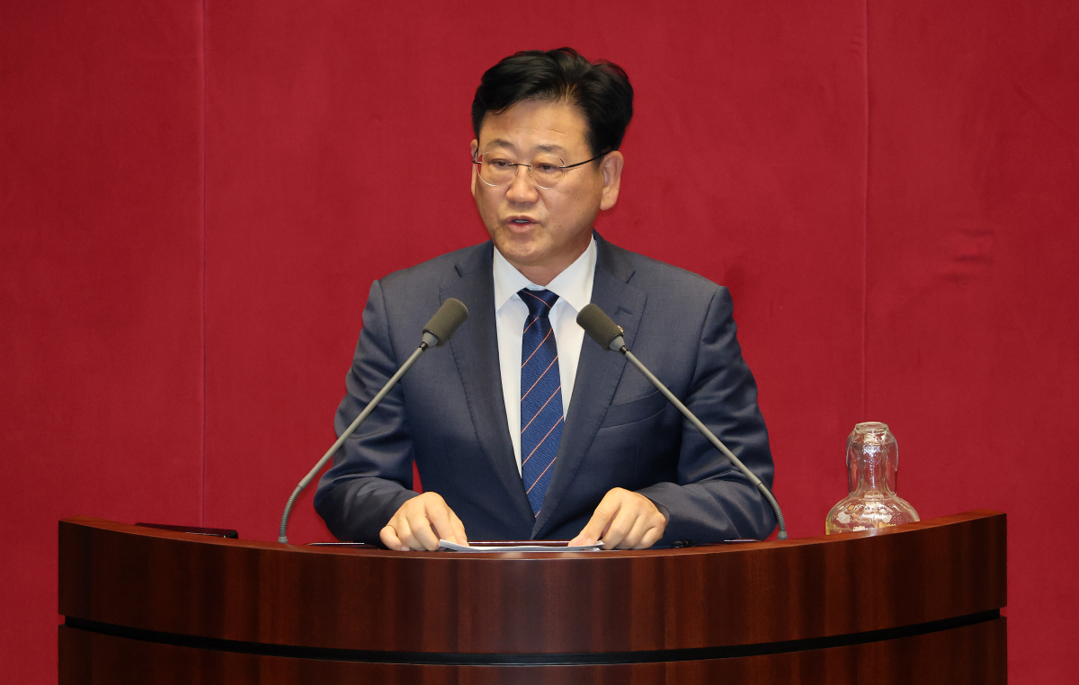 김정호 의원이 지난 6월 30일 국회 본회의에서 기후에너지환경노동위원장으로 선출된 뒤 당선인사를 하고 있다. 연합뉴스