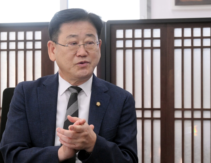 김정호 국회 기후에너지환경노동위원장이 21일 국회 본관 위원장실에서 서울신문과 인터뷰 하고 있다. 안주영 전문기자