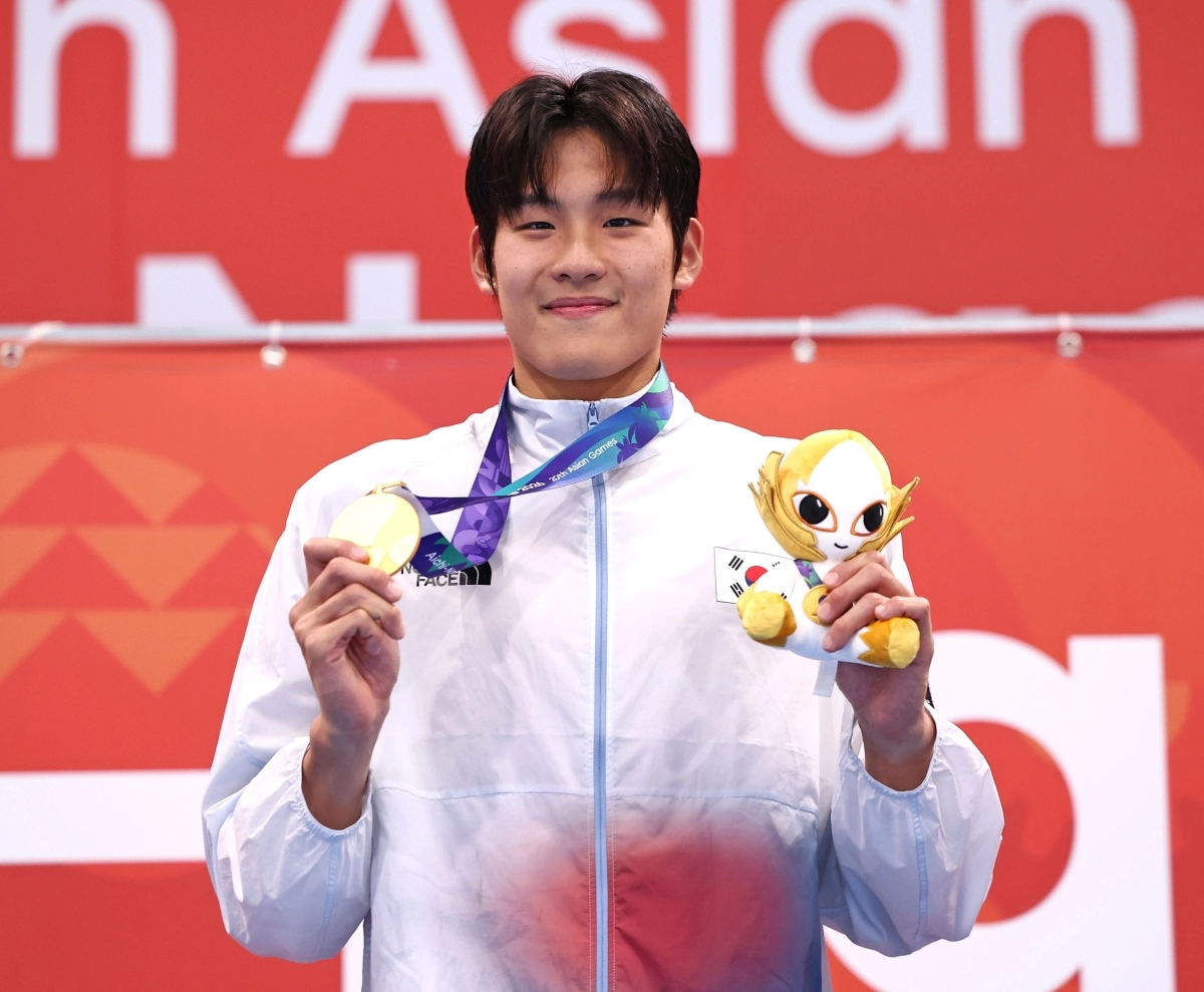 시상대 가장 위에 오른 김영범이 금메달을 들어 보이는 모습. 도쿄 연합뉴스