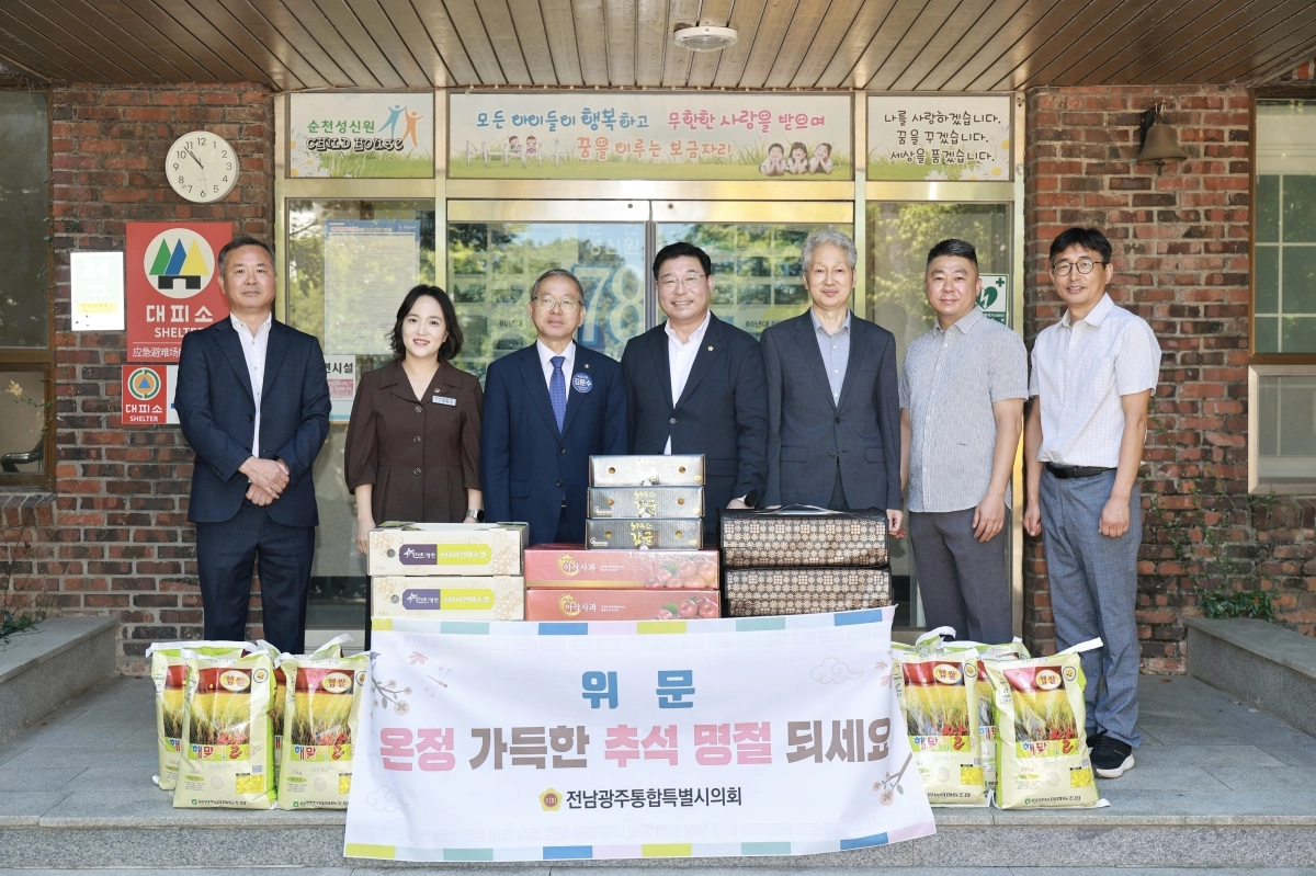 정희선(왼쪽 두번째)  통합특별시의원이 순천 성신원에  위문품을 전달했다.