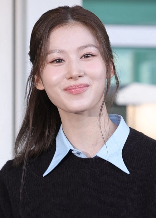 트와이스(TWICE) 사나가 해외 일정을 위해 21일 오전 인천국제공항을 통해 프랑스 파리로 출국하기 전 인사를 하고 있다. 2026.9.21<br>뉴스1