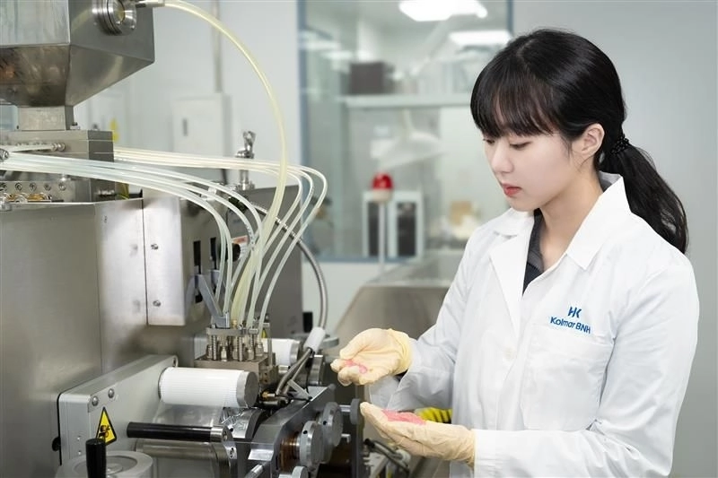 콜마비앤에이치 연구원이 첨단 생산 설비에서 건강기능식품 제형을 점검하고 있다.    콜마비앤에이치 제공