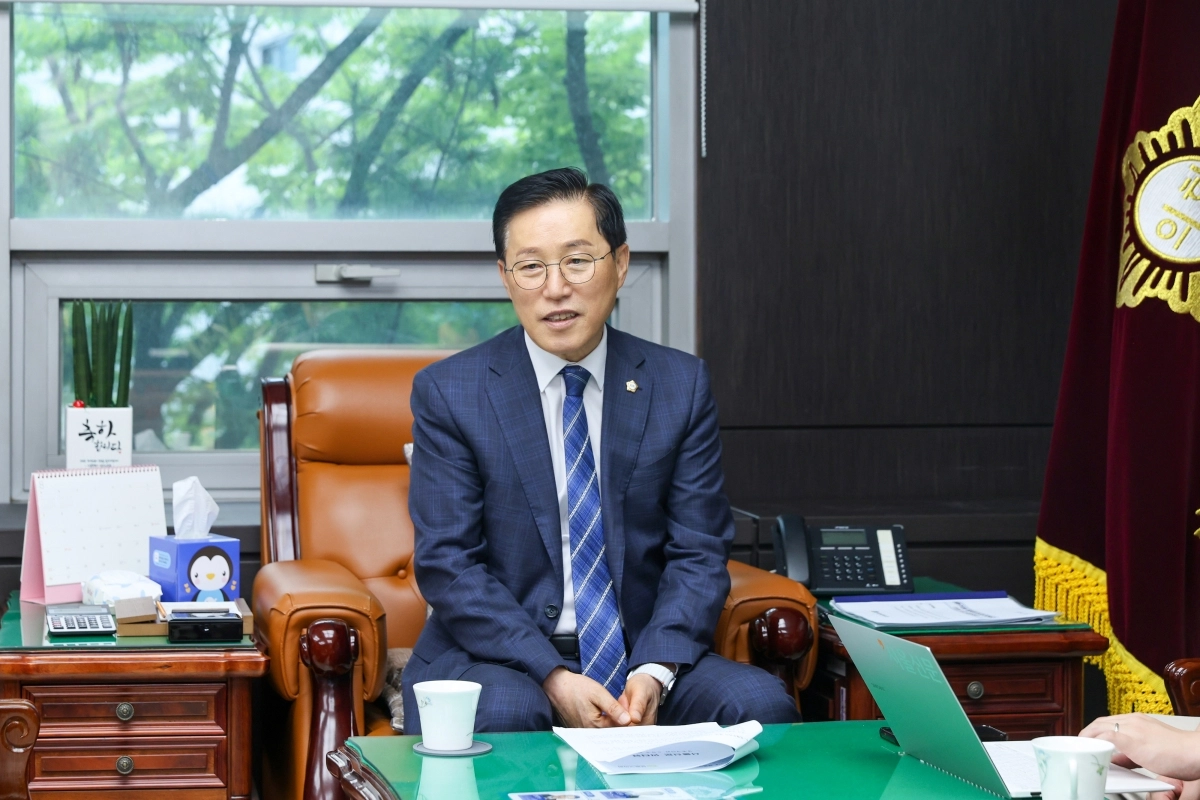오천수 성동구의회 의장이 21일 의회 집무실에서 서울신문과 인터뷰를 하고 있다. 성동구의회 제공