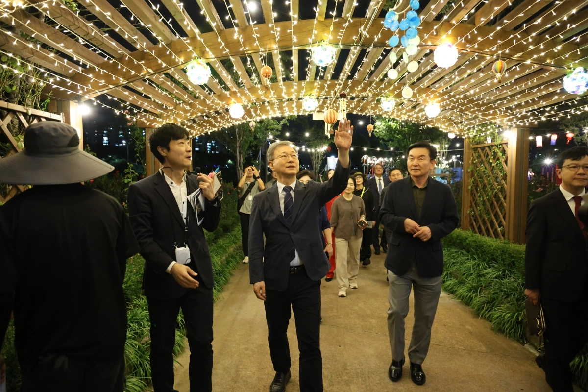 장인홍(가운데) 서울 구로구청장이 지난 18일 구로구 안양천 생태초화원에서 열린 ‘2026 안양천 빛축제’에서 ﻿조형물을 둘러보고 있다. 구로구 제공