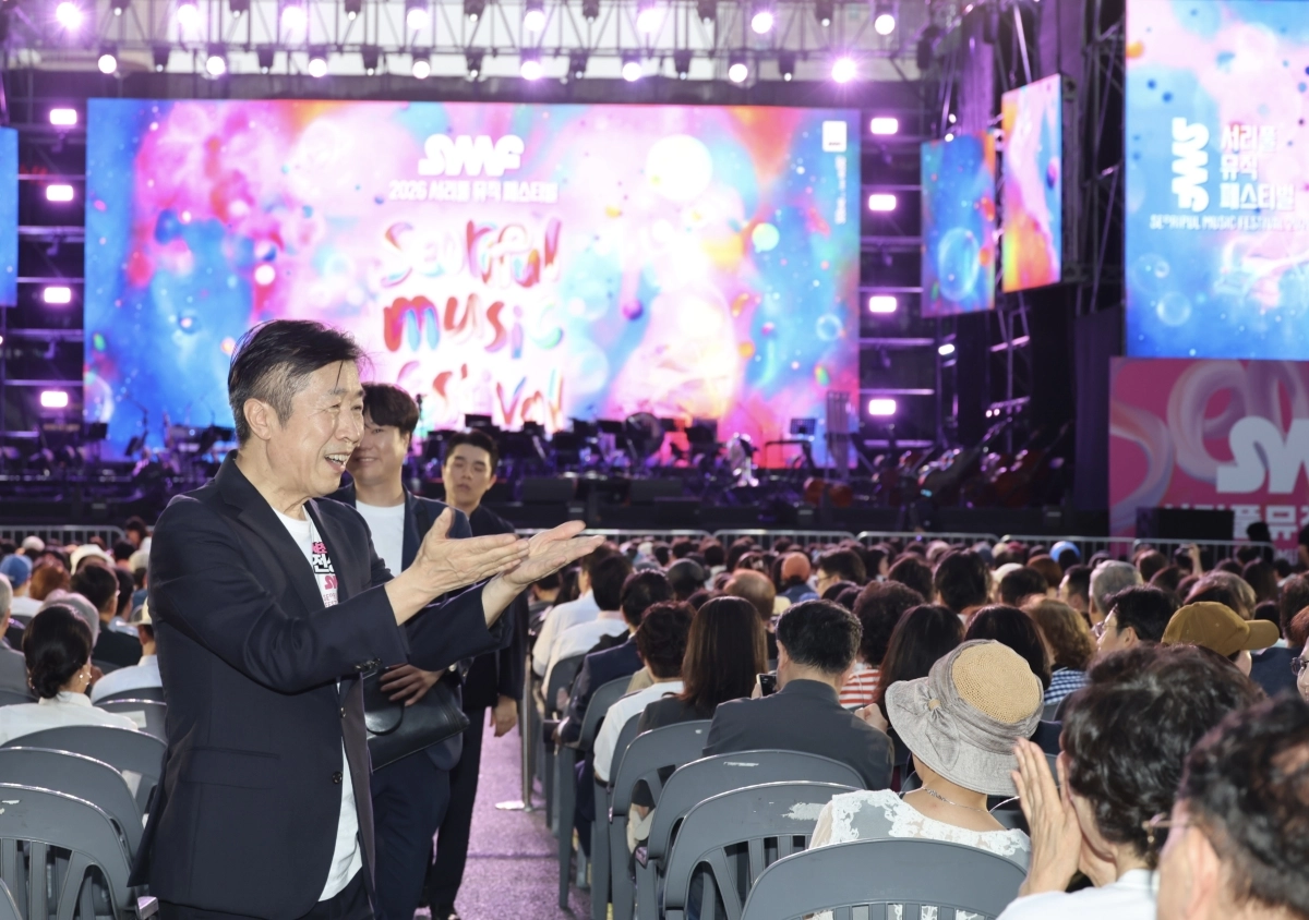 전성수 서초구청장이 지난 19일 반포대로에서 진행된 ‘2026 서리풀뮤직페스티벌’ 그랜드 스테이지에서 열린 ‘클래식의 밤’ 공연 전 관람객들에게 인사하고 있다. 서초구 제공