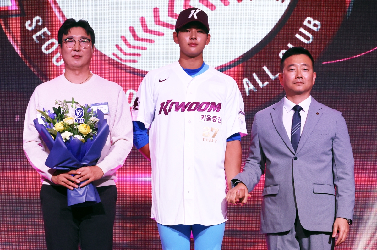 하현승(가운데)이 서울 송파구 롯데호텔 월드에서 21일 열린 프로야구 신인드래프트에서 1라운드 전체 1순위로 키움 히어로즈 지명을 받고 허승필(오른쪽) 단장, 아버지와 함께 기념촬영을 하고 있다. 뉴시스