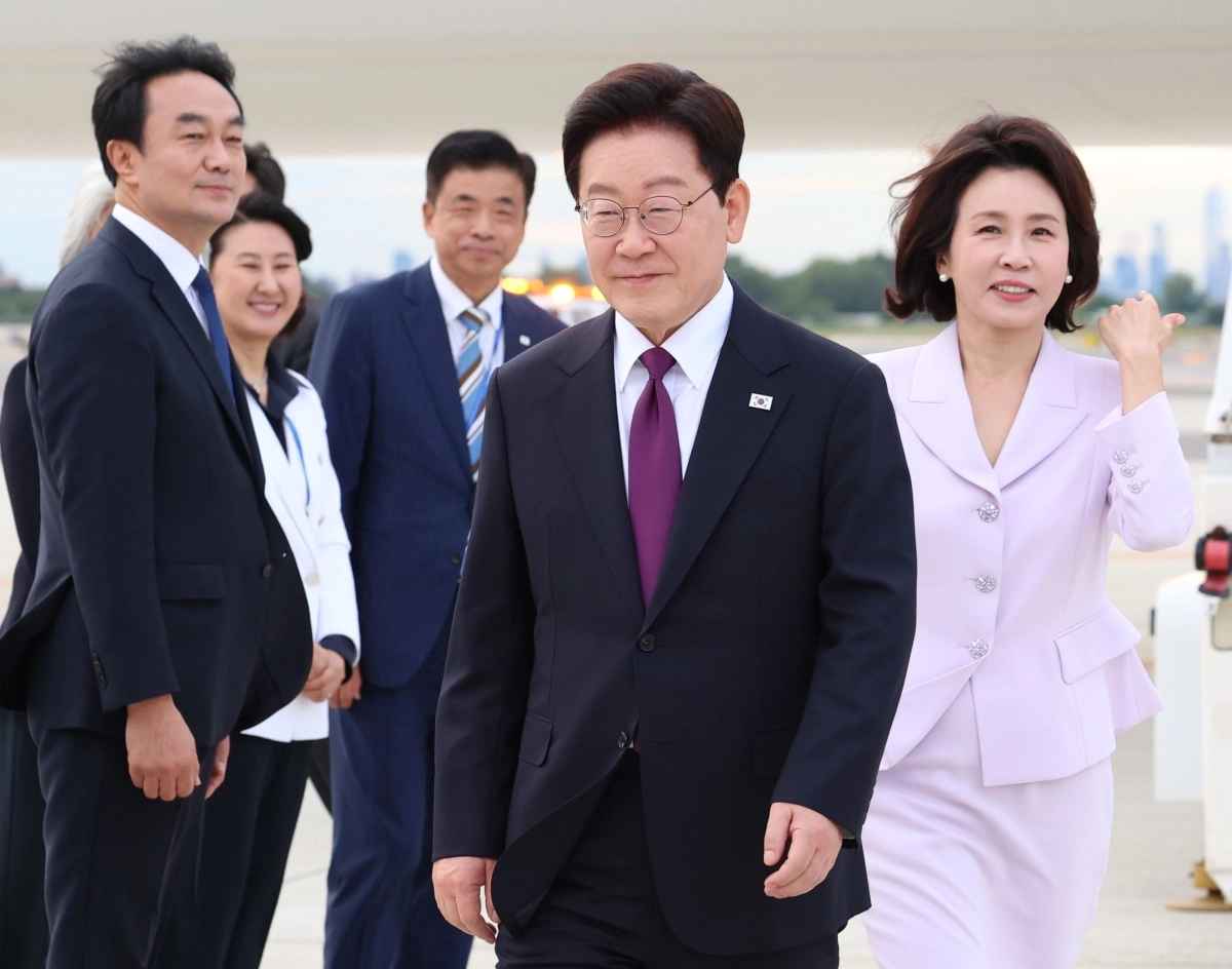이재명 대통령과 김혜경 여사가 21일(현지시간) 미국 뉴욕 JFK 국제공항에 도착한 공군 1호기에서 내려 차량으로 이동하고 있다. 2026.9.22 연합뉴스