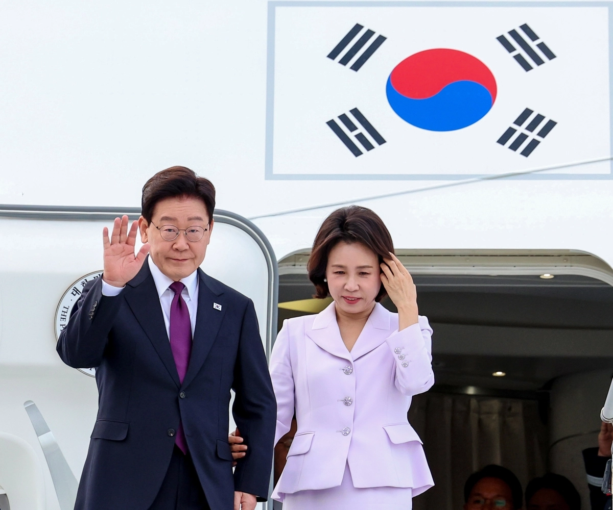 이재명 대통령과 김혜경 여사가 21일(현지시간) 미국 뉴욕 JFK 국제공항에 도착한 공군 1호기에서 환영객에게 인사하고 있다. 2026.9.22 뉴욕 연합뉴스