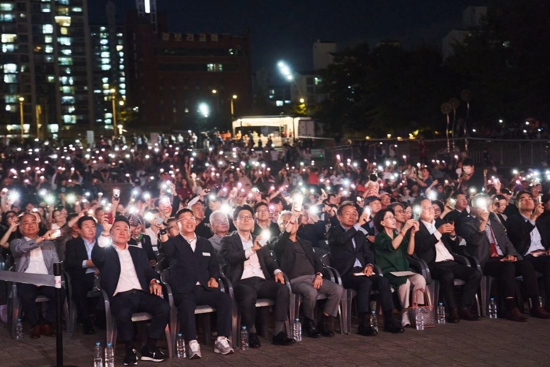지난 18일 뚝섬한강공원 수변무대에서 열린 ‘2026 서울어텀페스타’ 개막행사. 서울시의회 제공