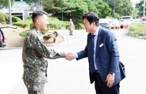 손배찬 파주시장이 민통선과 통일대교 일대를 관할하는 육군 제1보병사단을 방문해 민간인통제선과 통일대교 검문소의 북상을 요청하고 있다.
