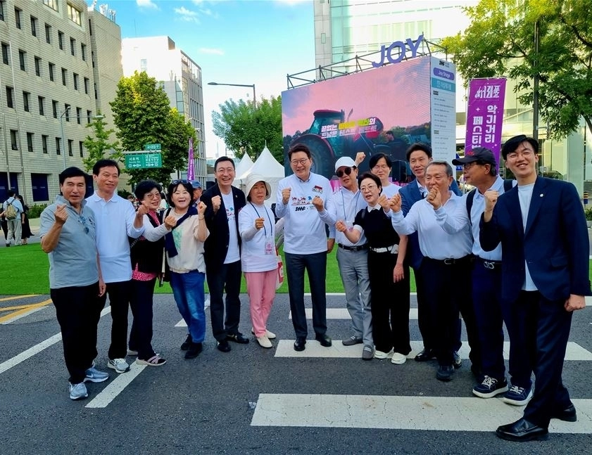 지난 19일 서리풀뮤직페스티벌을 방문한 신동욱 국회의원(왼쪽에서 일곱 번째)과 고광민 위원장(왼쪽에서 다섯 번째). 서울시의회 제공
