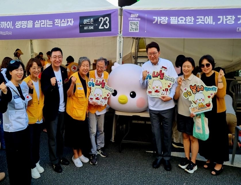 주민들과 기념촬영하는 고광민 위원장(왼쪽에서 세 번째)과 신동욱 국회의원(오른쪽에서 세 번째). 서울시의회 제공