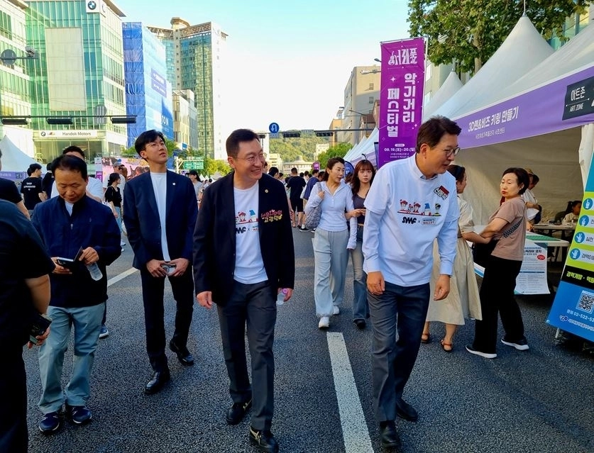 행사장을 살피는 고광민 위원장(왼쪽)과 신동욱 국회의원(오른쪽). 서울시의회 제공