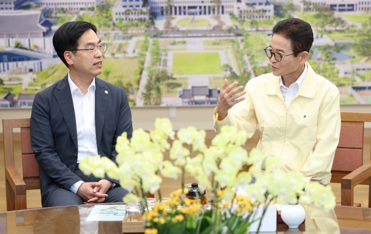 21일 경북도청 접견실에서 이철우(오른쪽) 도지사가 행정안전부 김민재 차관을 만나 정부의 미래대응기금 도입에 따른 지방재정 영향 등 주요 현안에 대한 의견을 교환하고 있다. 경북도 제공