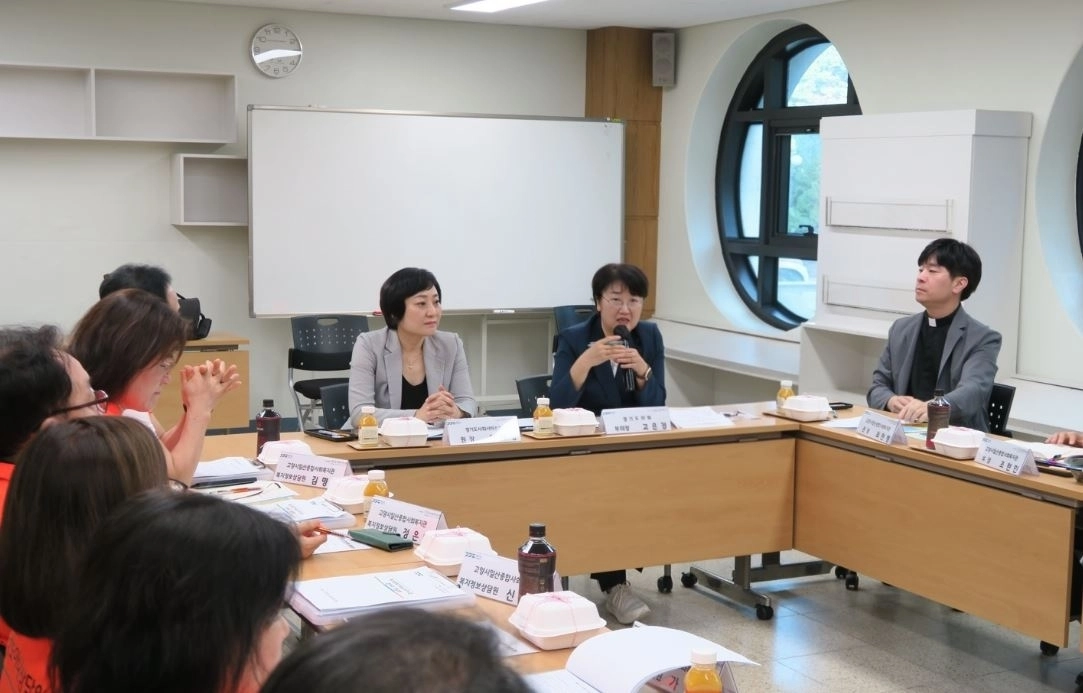 ▲ 지난 21일 고양시일산종합사회복지관에서 열린 ‘복지정보안내도우미 사업 고양지역 참여자 정담회’에 참석한 고은정 부의장(사진=경기도의회)