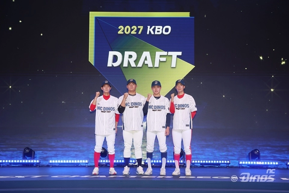 2027 KBO리그 신인 드래프트에서 NC의 지명을 받은 선수들이 기념사진을 찍고 있다.   NC 다이노스 제공