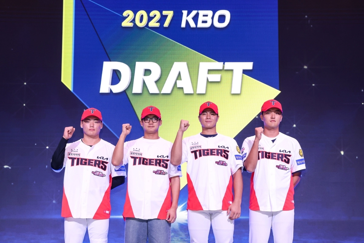 2027 KBO리그 신인 드래프트에서 KIA의 지명을 받은 선수들이 기념사진을 찍고 있다.   KIA 타이거즈 제공