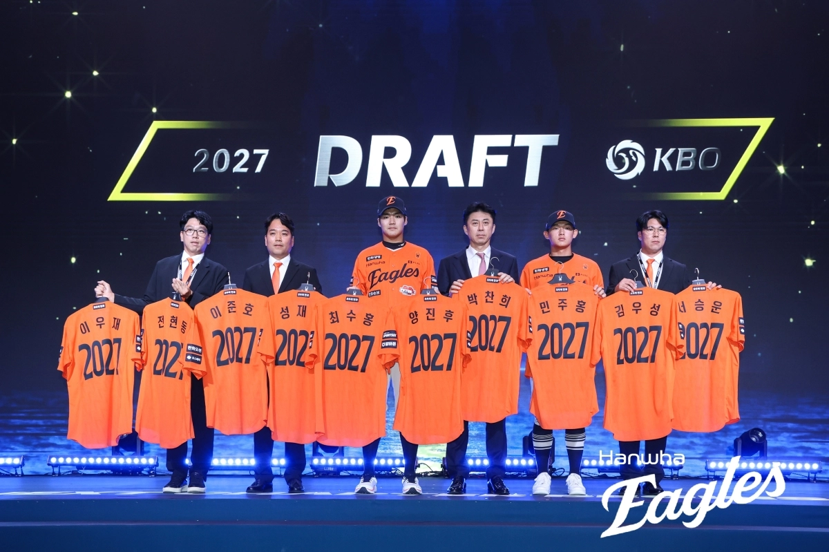 2027 KBO리그 신인 드래프트에서 한화의 지명을 받은 선수들이 기념사진을 찍고 있다.   한화 이글스 제공