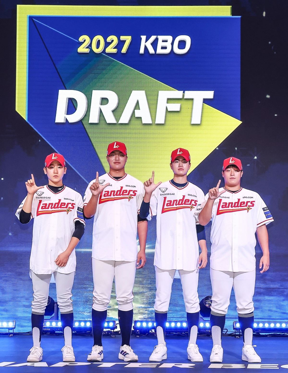 2027 KBO리그 신인 드래프트에서 SSG의 지명을 받은 선수들이 기념사진을 찍고 있다.   SSG 랜더스 제공