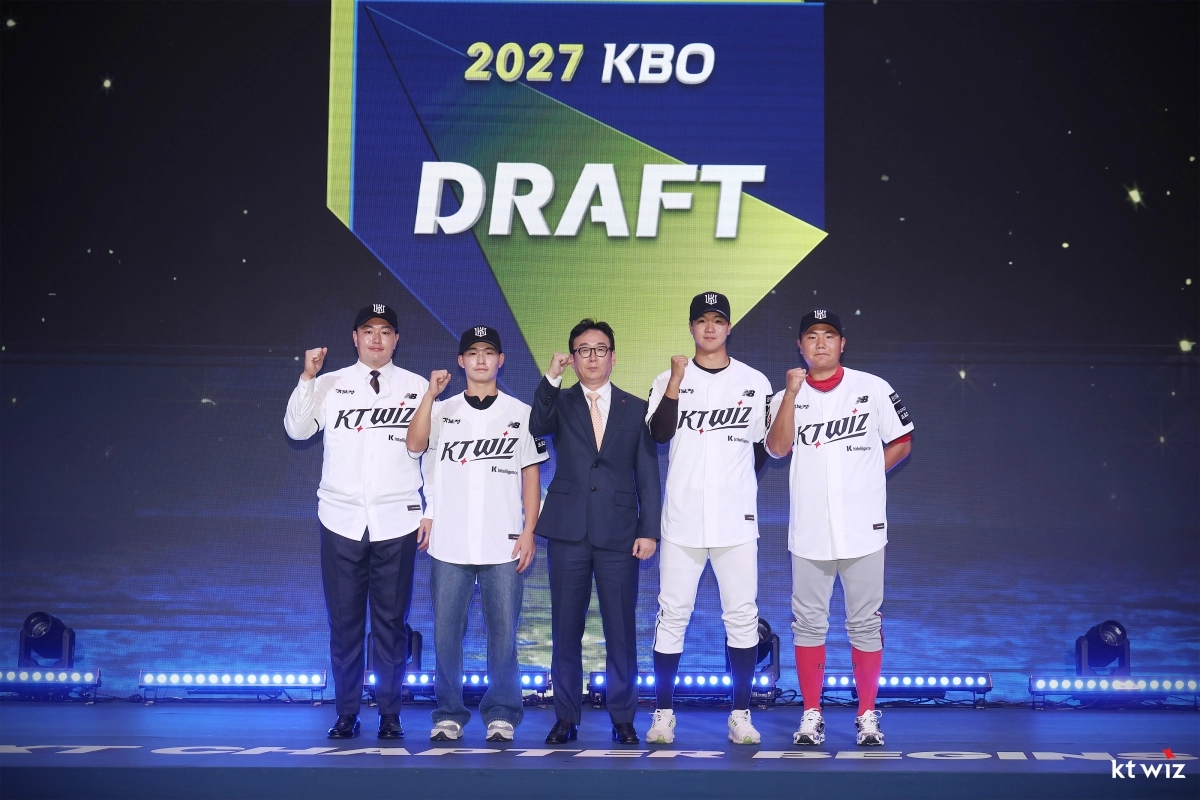 2027 KBO리그 신인 드래프트에서 kt의 지명을 받은 선수들이 기념사진을 찍고 있다.     kt 위즈 제공