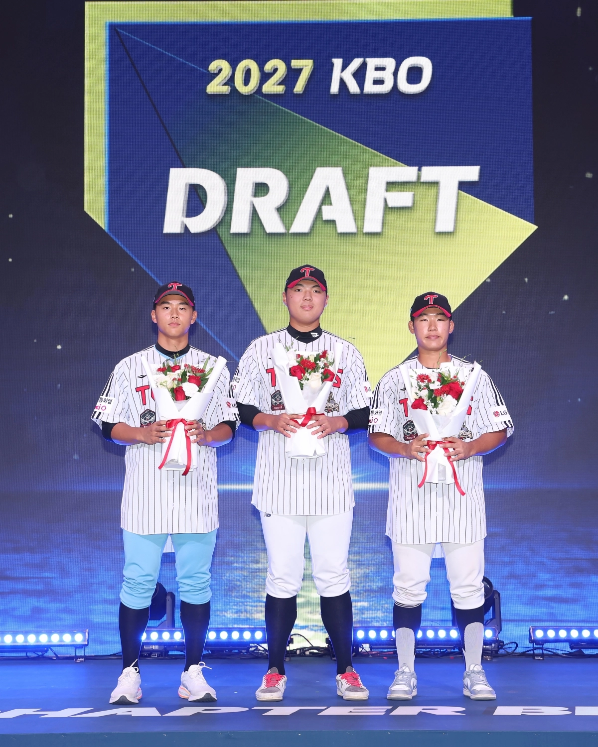 2027 KBO리그 신인 드래프트에서 LG의 지명을 받은 선수들이 기념사진을 찍고 있다.  왼쪽부터 임호윤, 윤예성, 김동주.      LG 트윈스 제공