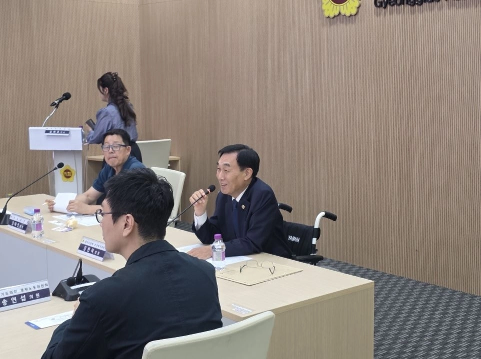 ▲ 지난 21일 경기도의회 예담채에서 수원특례시 지식산업센터 협의회 회장단과 정담회를 갖은 김현덕 의원(사진=경기도의회)