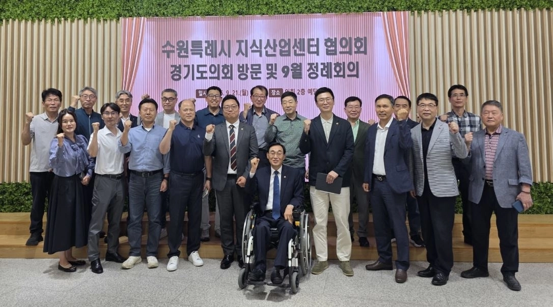 ▲ 지난 21일 경기도의회 예담채에서 수원특례시 지식산업센터 협의회 회장단과 정담회을 가진 김현덕 의원이 참석자들과 기념촬영을 하고 있다. (사진=경기도의회)
