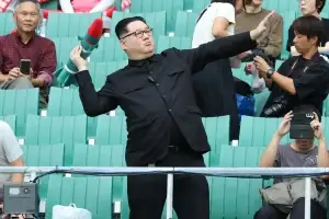 남북전에 미사일 든 ‘김정은’ 등장…北관중, ‘손가락 욕’ 날렸다