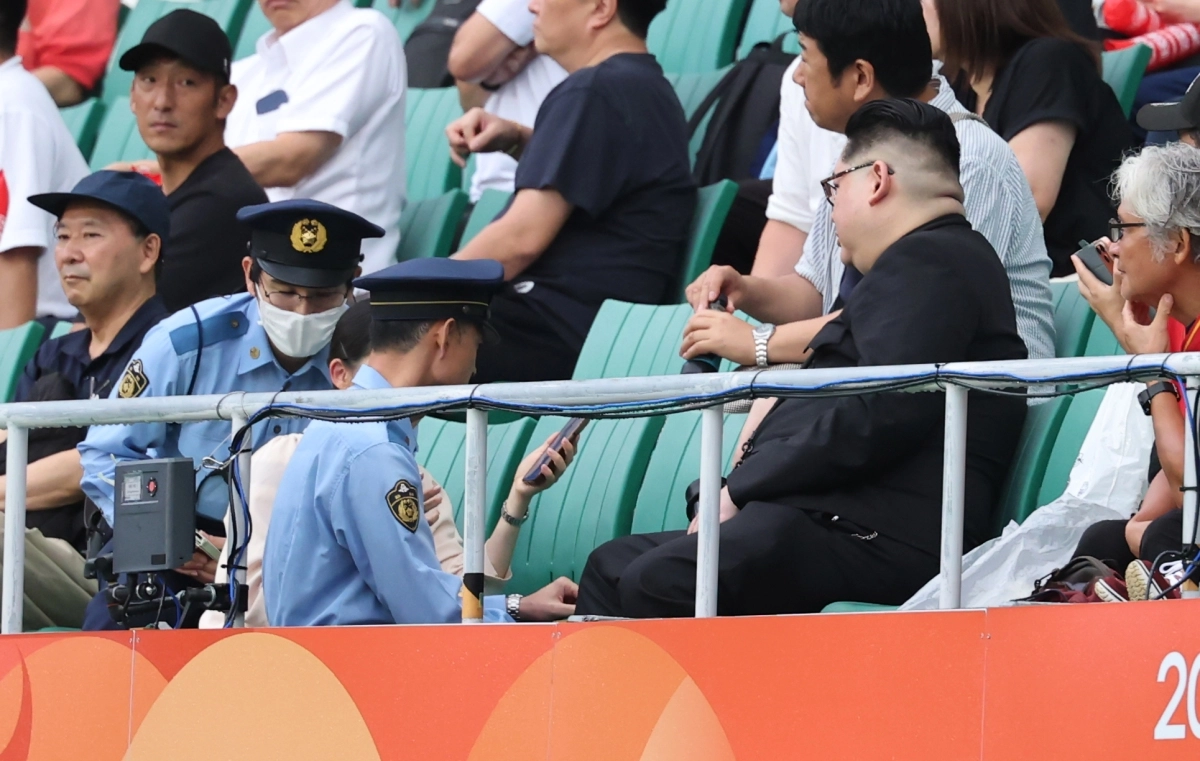 21일 일본 시즈오카현 후쿠로이의 시즈오카 스타디움 에코파에서 열린 2026 아이치·나고야 아시안게임 여자 축구 조별리그 대한민국과 북한의 경기. 관중석에서 일본 경찰이 북한 김정은 국무위원장을 흉내낸 듯한 관람객과 대화하고 있다. 2026.9.21 연합뉴스