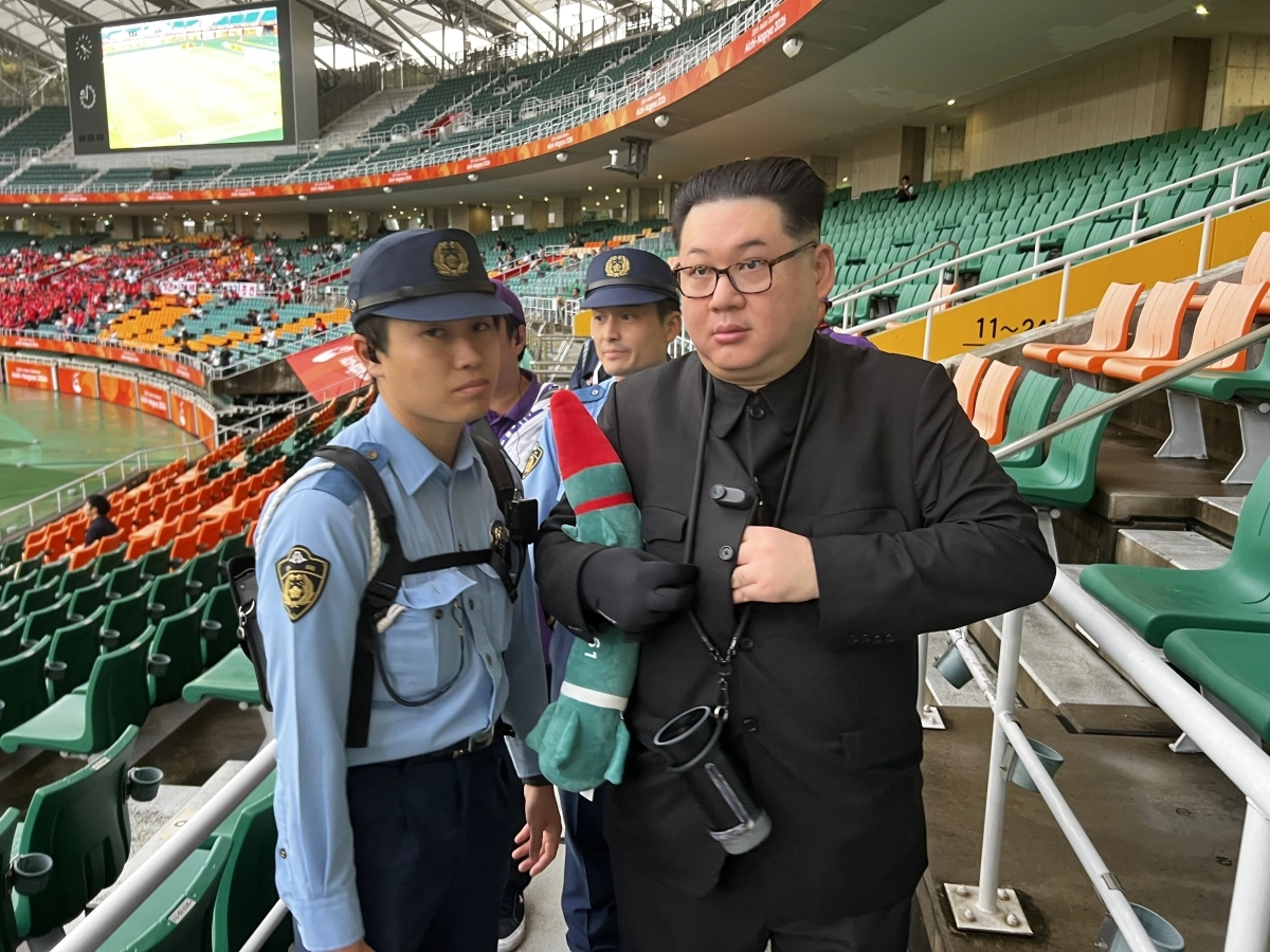 21일 일본 시즈오카현 후쿠로이의 시즈오카 스타디움 에코파에서 열린 2026 아이치·나고야 아시안게임 여자 축구 조별리그 대한민국과 북한의 경기 관중석에서 김정은 북한 국무위원장 분장을 한 남성이 북측 응원단으로 접근하다 경찰 측에 제지당하고 있다. 2026.9.21 연합뉴스