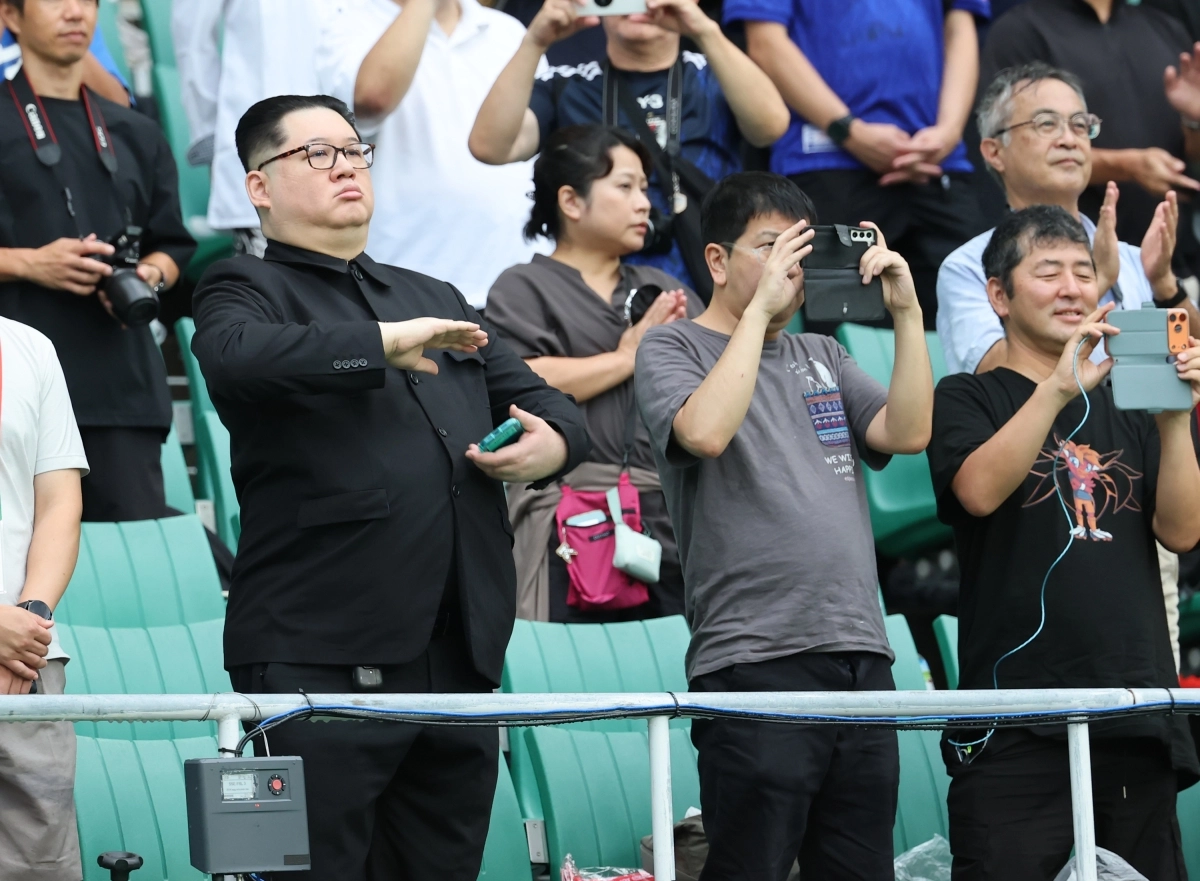 21일 일본 시즈오카현 후쿠로이의 시즈오카 스타디움 에코파에서 열린 2026 아이치·나고야 아시안게임 여자 축구 조별리그 대한민국과 북한의 경기. 관중석에 북한 김정은 국무위원장을 흉내낸 듯한 관람객이 눈길을 끌고 있다. 2026.9.21 연합뉴스