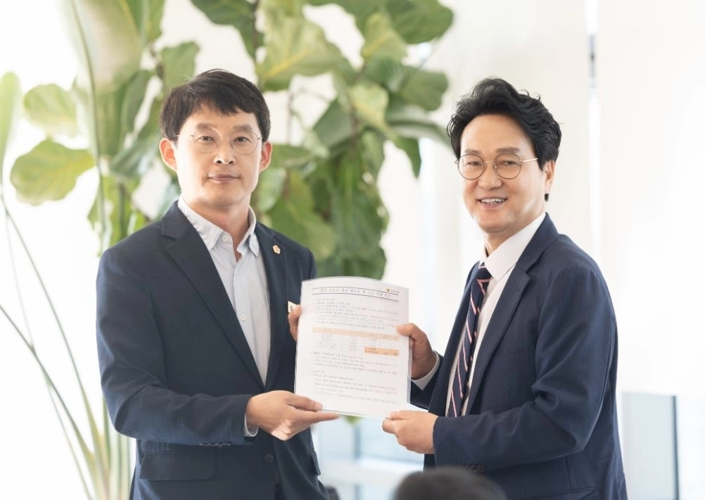 ▲ 지난 17일 안민석 경기도교육감(오른쪽)을 만난 이주현 의원(사진=경기도의회)