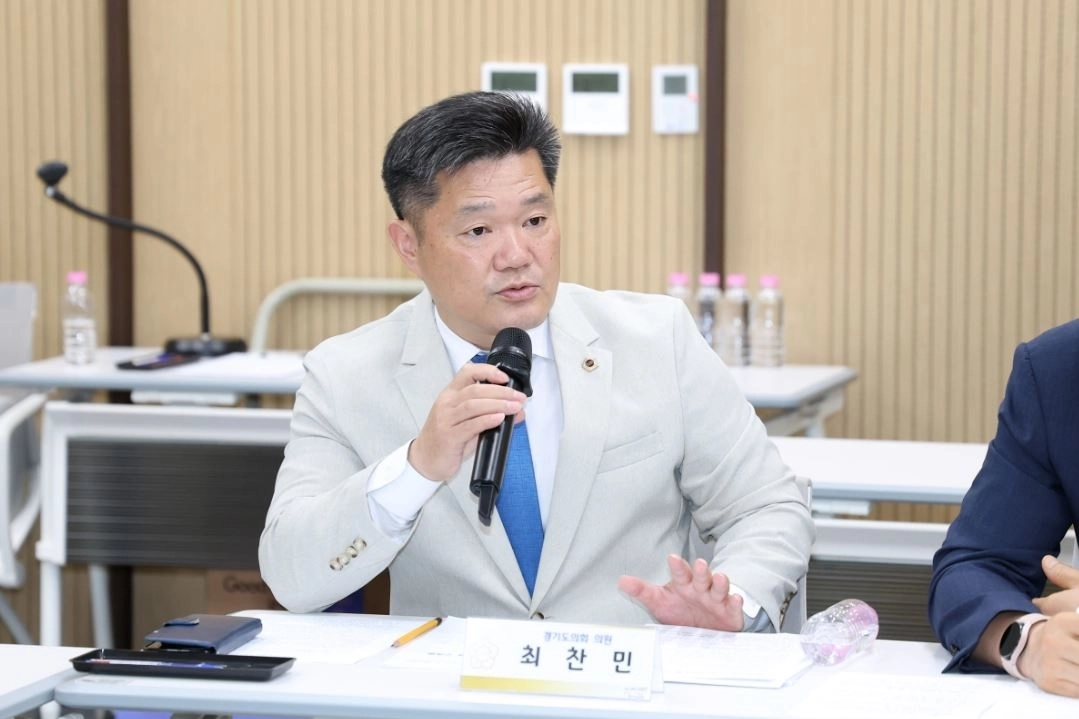 ▲ 지난 21일 수원시의회에서 열린 ‘생존수영 교육 안전체계 구축을 위한 간담회’에 참석한 최찬민 의원(사진=경기도의회)