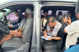 제주항 승합차 3대에 탔던… 불법체류자 18명 무더기 적발