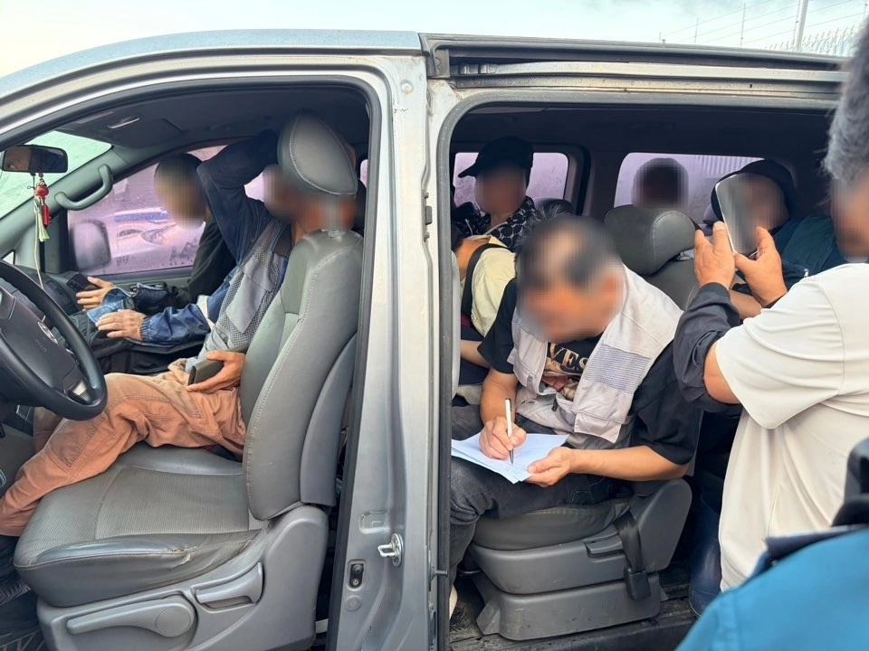 제주해양경찰서는 22일 오전 5시 54분쯤 제주항 2부두에서 승합차에 타 있던 불법체류자들을 무더기로 검거했다. 제주해양경찰서 제공