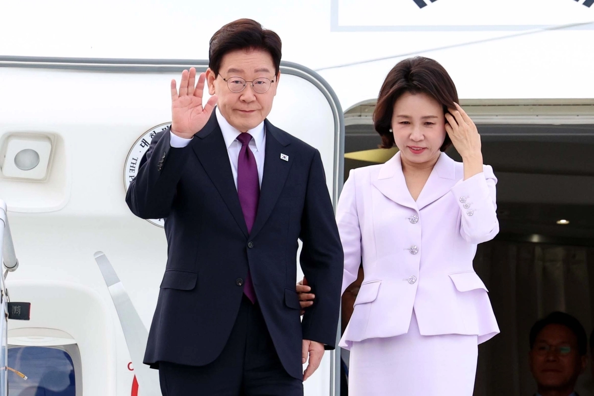 인사하는 이재명 대통령 부부