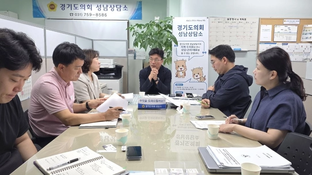 ▲ 지난 21일 성남 수정·중원구 지역난방 공급사업과 관련해 관계 부서와 회의 중인 최만식 의원(사진=경기도의회)