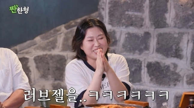 코미디언 나보람이 일본에서 러브젤(성 윤활제)을 들여오려다 공항 검색대에서 걸린 사연을 전했다. 유튜브 채널 ‘짠한형 신동엽’ 캡처