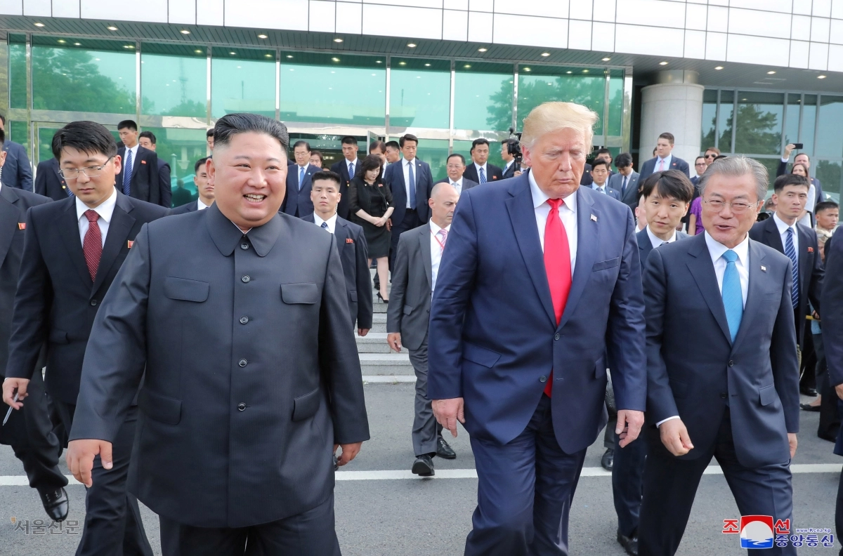 문재인(오른쪽) 전 대통령과 도널드 트럼프 미국 대통령, 김정은 북한 국무위원장이 2019년 6월 판문점에서 회동하는 모습. 연합뉴스