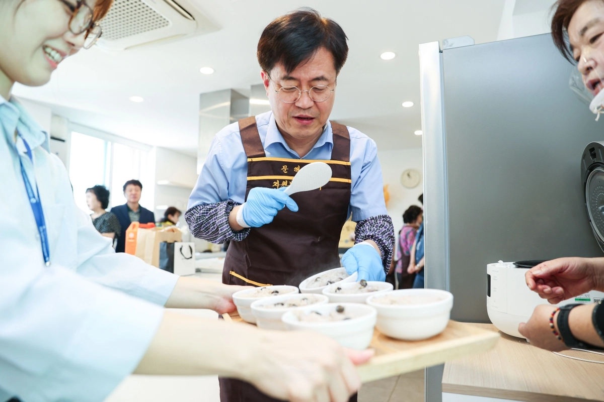 조유진(가운데) 서울 영등포구청장이 어르신 생일상 차려드리기 행사에서 봉사를 하고 있다. 영등포구 제공