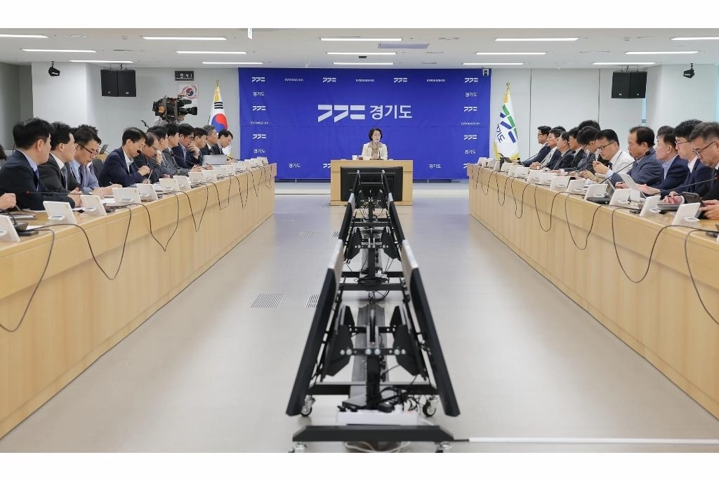 추미애 경기도지사가 22일 도청 율곡홀에서 월간회의를 주재하고 있다. 경기도 제