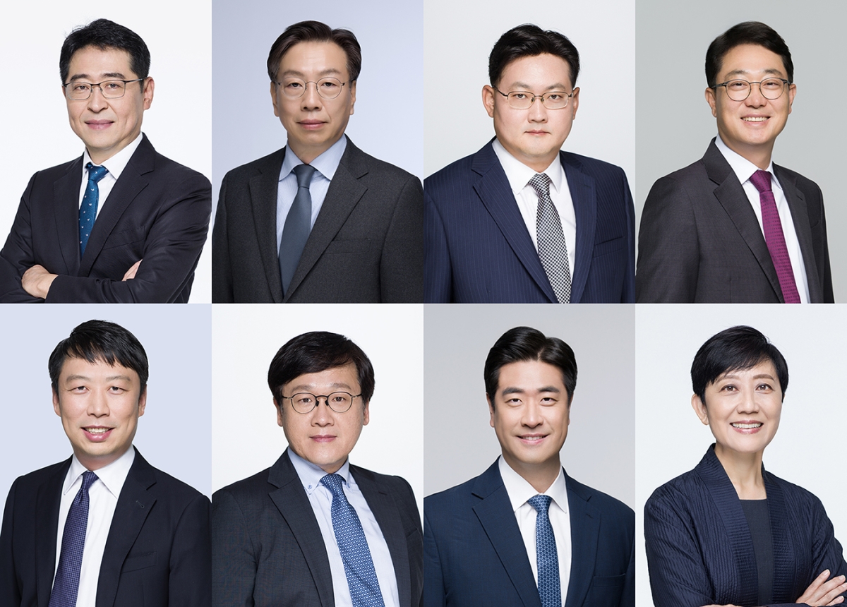 첫째줄 좌측부터 장경수 변호사, 유정열 고문, 장윤석 대표변호사, 강신욱 대표변호사, 이상현 변호사, 임보경 변호사, 김세진 선임외국변호사, 박현주(Hyunju Helen Pak) 선임외국변호사. 법무법인 세종 제공