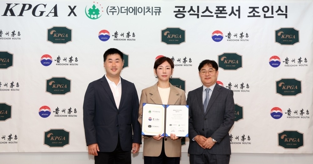KPGA 김진형 상무이사(왼쪽부터), 더에이치큐 우수한 대표, 더에이치큐 고건선 부사장. KPGA 제공.